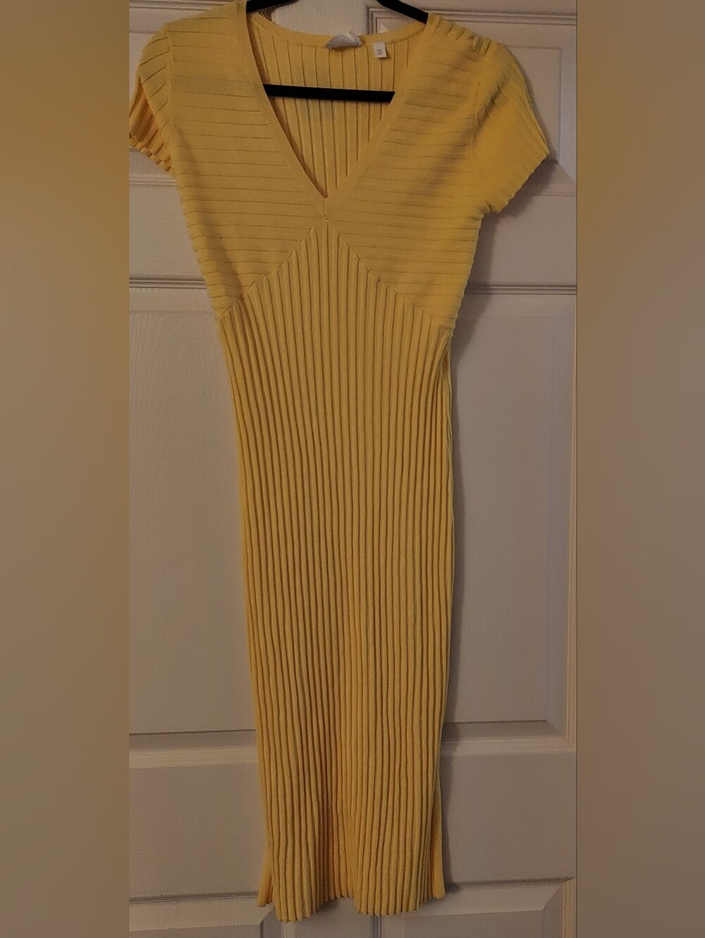 Yellow Ribbed V-Neck Bodycon Dress. Size Medium. D-611